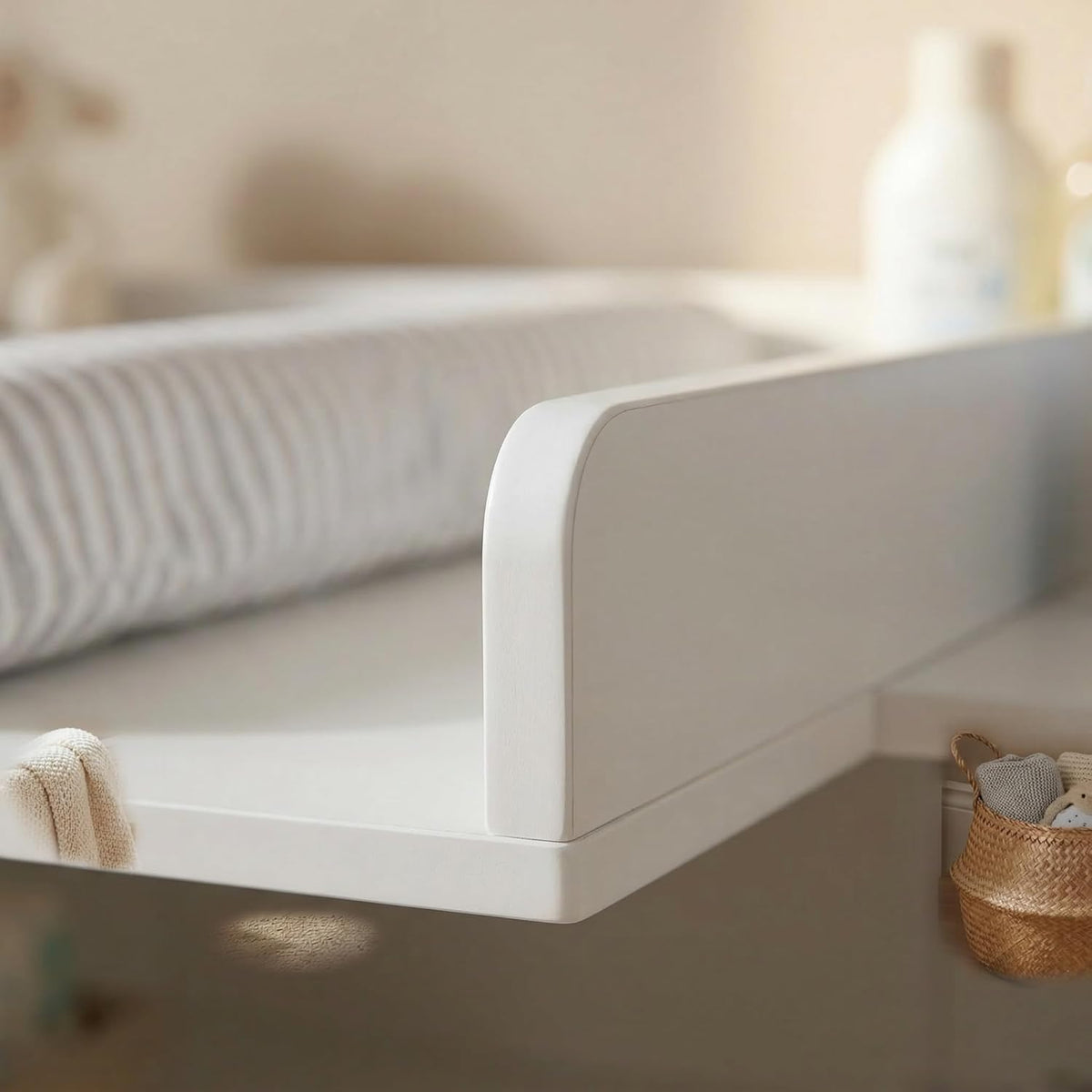 ecomi Cómoda cambiador, mesa cambiador para bebé de madera con accesorio, 3 cajones, 1 puerta, 100 cm de altura en blanco, mesa cambiador 113x100 cm, tiradores cromados