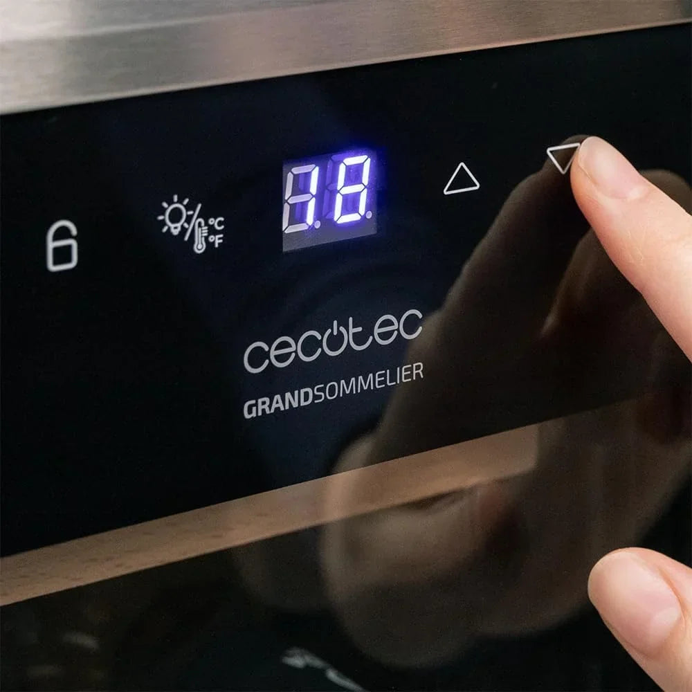 Cecotec Vinoteca de libre instalación Bolero GrandSommelier 1250 CoolWood. Nevera para vinos con capacidad para 12 botellas, temperatura ajustable de 8-18 ºC, luz LED y estantes de madera.