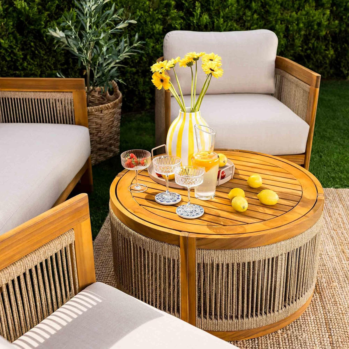 Set de muebles de jardín di volio Groseto – Conjunto de asientos de madera de acacia certificada: sofá doble, 2 sillones y mesa de centro, resistente a la intemperie y cómodo, set de salón para jardín, terraza y balcón (beige)