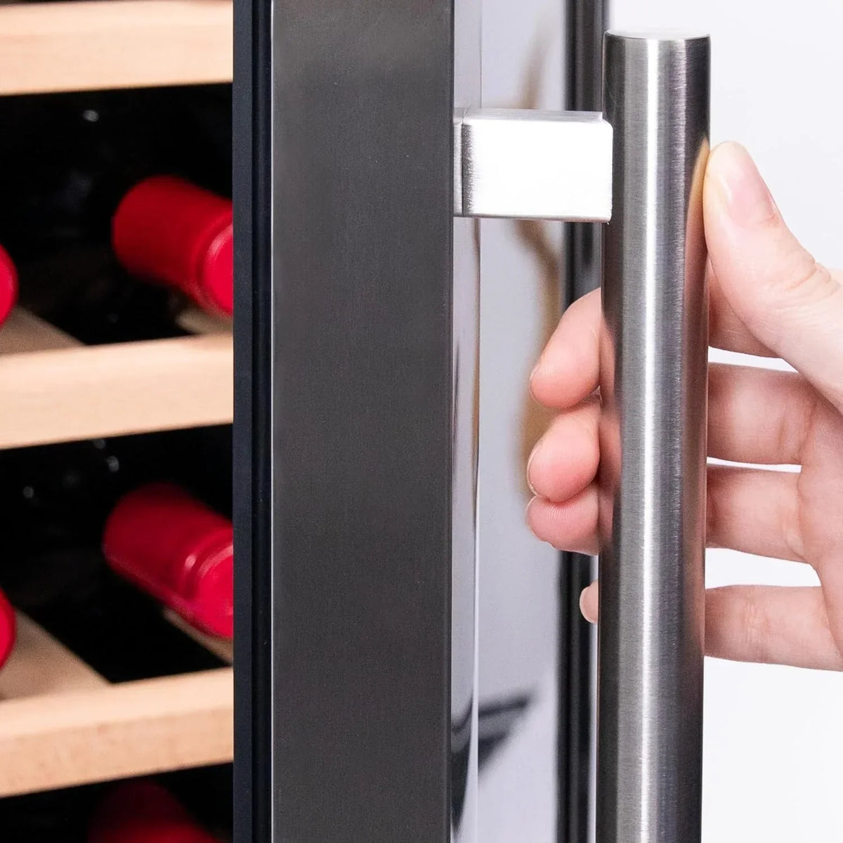 Cecotec Vinoteca de libre instalación Bolero GrandSommelier 1250 CoolWood. Nevera para vinos con capacidad para 12 botellas, temperatura ajustable de 8-18 ºC, luz LED y estantes de madera.