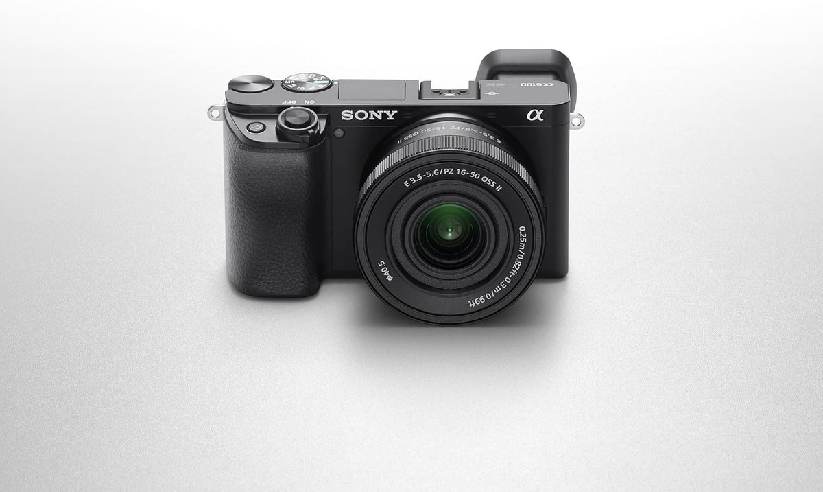 Alpha 6100 | Cámara mirrorless APS-C | Kit con objetivos 16-50mm y 55-210mm | Enfoque automático rápido de 0,02s con seguimiento ocular para personas y animales, grabación de vídeo 4K y pantalla inclinable
