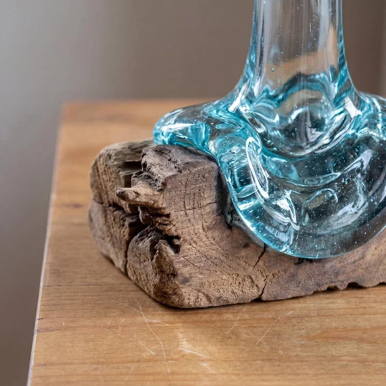Jarrón de vidrio soplado a mano sobre base de madera flotante, 15,5x22x28 cm, acento costero orgánico