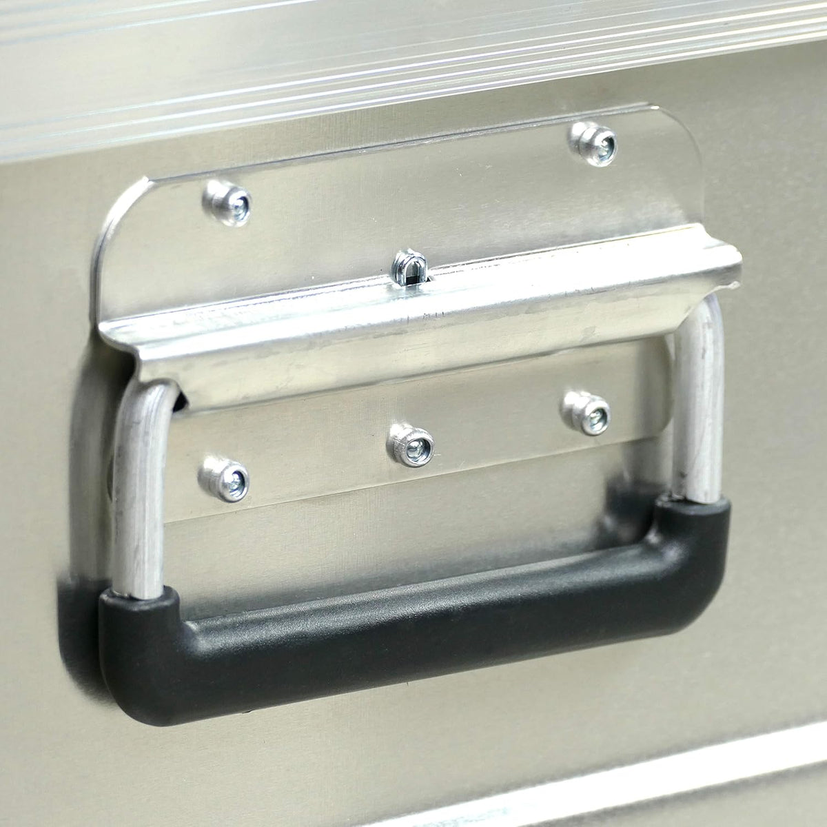 Caja de aluminio Alubox de 140 l de capacidad - Caja de herramientas resistente al polvo y a las salpicaduras - Caja de lanza, baúl metálico, arcón de jardín, caja de aluminio, caja de transporte, caja de herramientas, maletín de aluminio