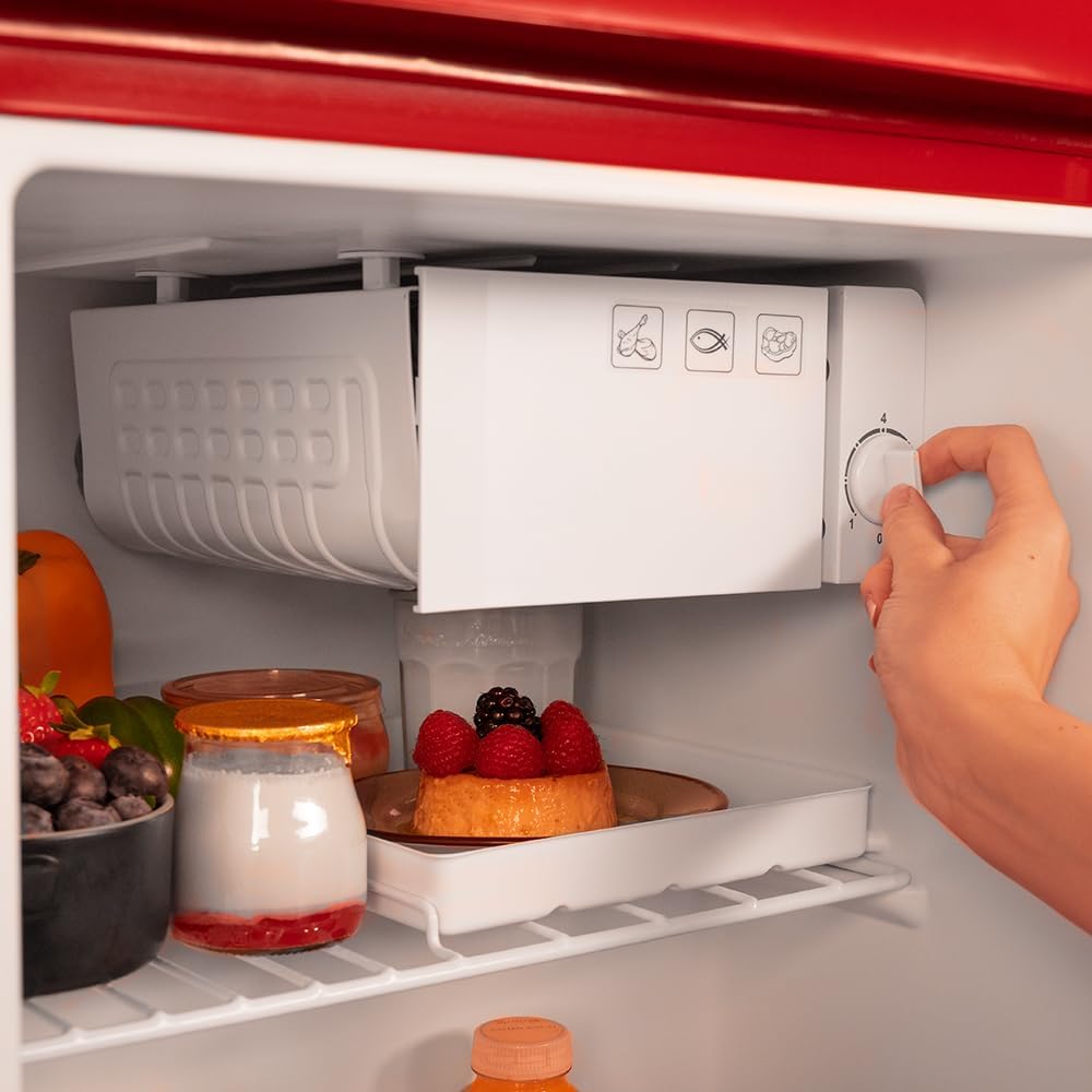 Cecotec Mini Frigo Bolero CoolMarket TT Origin 45 Rouge. Frigorífico de mesa retro de 45 l, 55 cm de alto, 44,7 cm de ancho, clase energética E, cubitera y tirador cromado, rojo