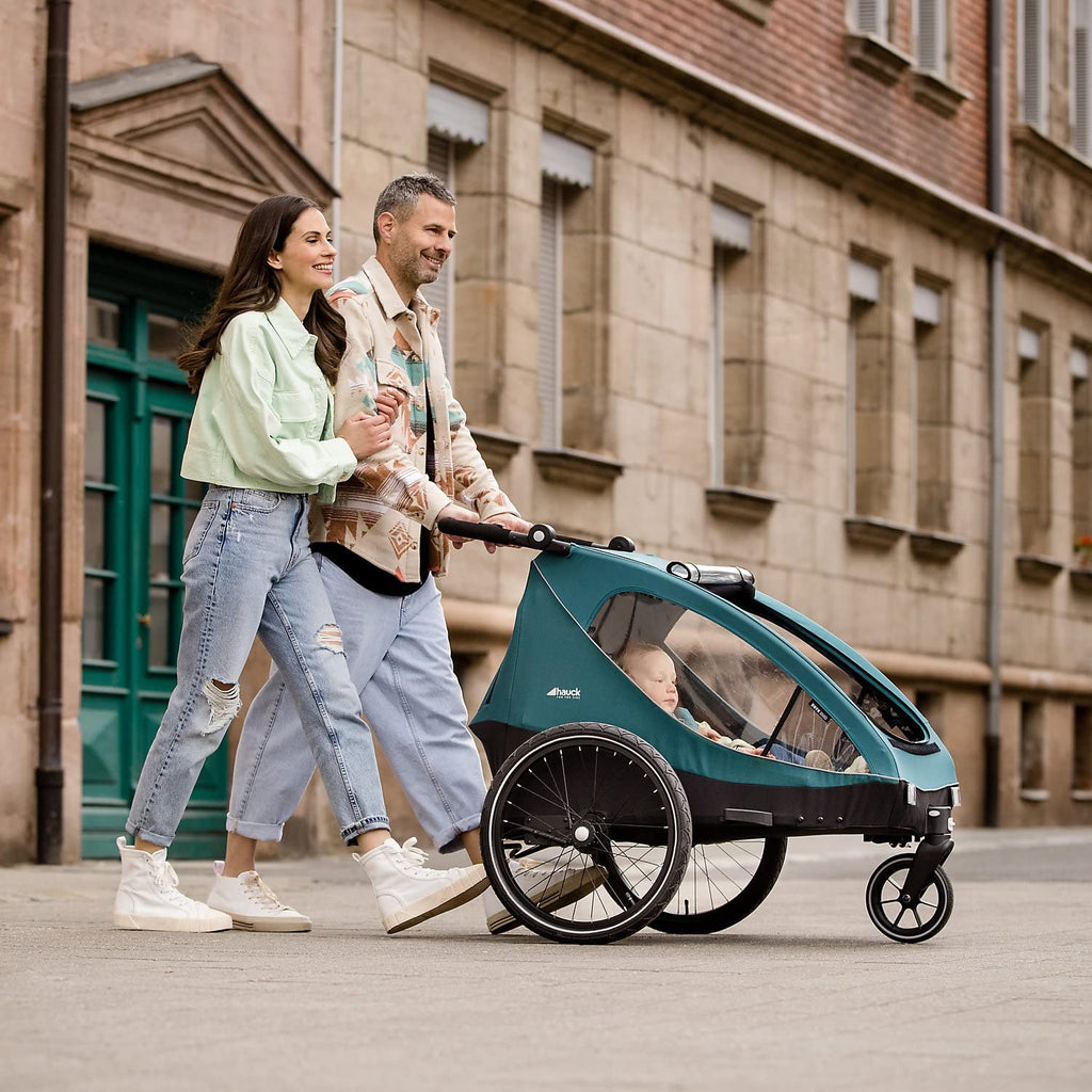 hauck Remolque de bicicleta y cochecito Dryk Duo Plus con suspensión, para 2 niños (6-48 meses), incluye barra de tiro, rueda de cochecito, bandera y luz LED, plegable, altura ajustable, maletero XL (verde oscuro)