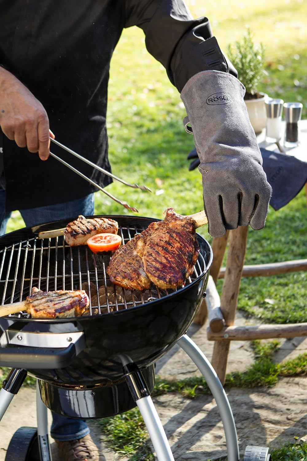 Barbacoa de carbón esférica RÖSLE No.1 Sport F50, barbacoa de carbón de alta calidad con entrada de aire ajustable, bisagra en la tapa, termómetro en la tapa, estante estable, superficie de parrilla extragrande y cámara de cocción