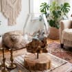 Jarrón de vidrio soplado a mano sobre soporte de madera, centro de mesa de madera flotante, decoración del hogar estilo boho
