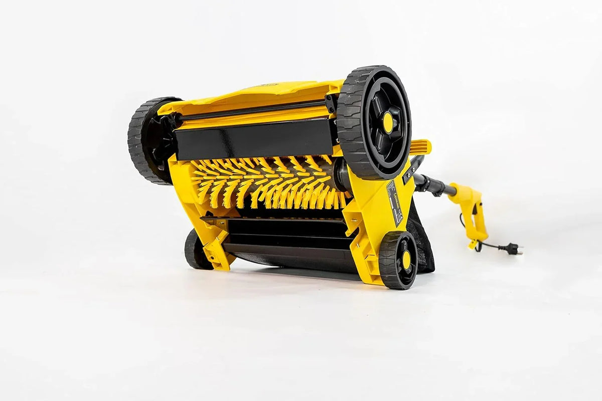 Garland Roll&Comb 502E-V19 - Peinadora/Barredora de césped artificial eléctrica enchufable - 1.600 W de potencia, 15,6 kg de peso, ancho de trabajo de 40 cm con altura regulable. Saco de recogida de 40 l. Apto para superficies de hasta 350 m2.