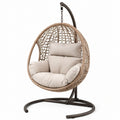 Sillón colgante de ratán con estructura de acero en marrón y beige