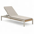 Tumbona de jardín de aluminio beige con detalles en madera de teca