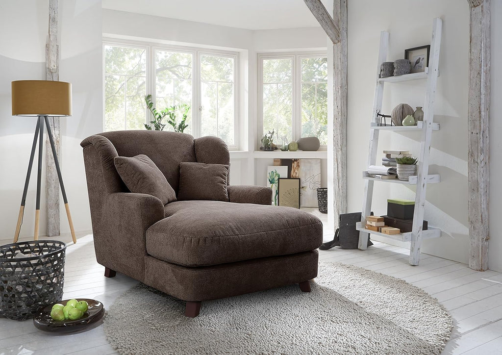 Sillón XXL Cavadore Assado / Sillón tapizado grande con patas de madera y asiento amplio / Incl. 2 cojines decorativos / 109 x 104 x 145 / Tejido de textura marrón oscuro