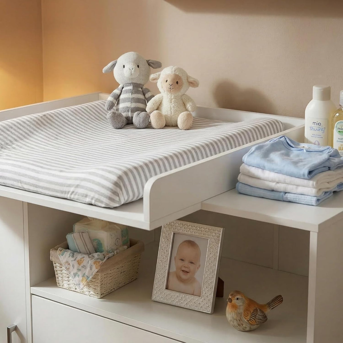 ecomi Cómoda cambiador, mesa cambiador para bebé de madera con accesorio, 3 cajones, 1 puerta, 100 cm de altura en blanco, mesa cambiador 113x100 cm, tiradores cromados