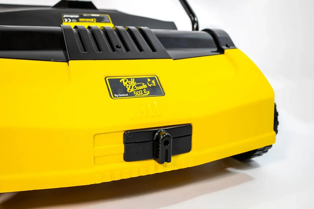 Garland Roll&Comb 502E-V19 - Peinadora/Barredora de césped artificial eléctrica enchufable - 1.600 W de potencia, 15,6 kg de peso, ancho de trabajo de 40 cm con altura regulable. Saco de recogida de 40 l. Apto para superficies de hasta 350 m2.