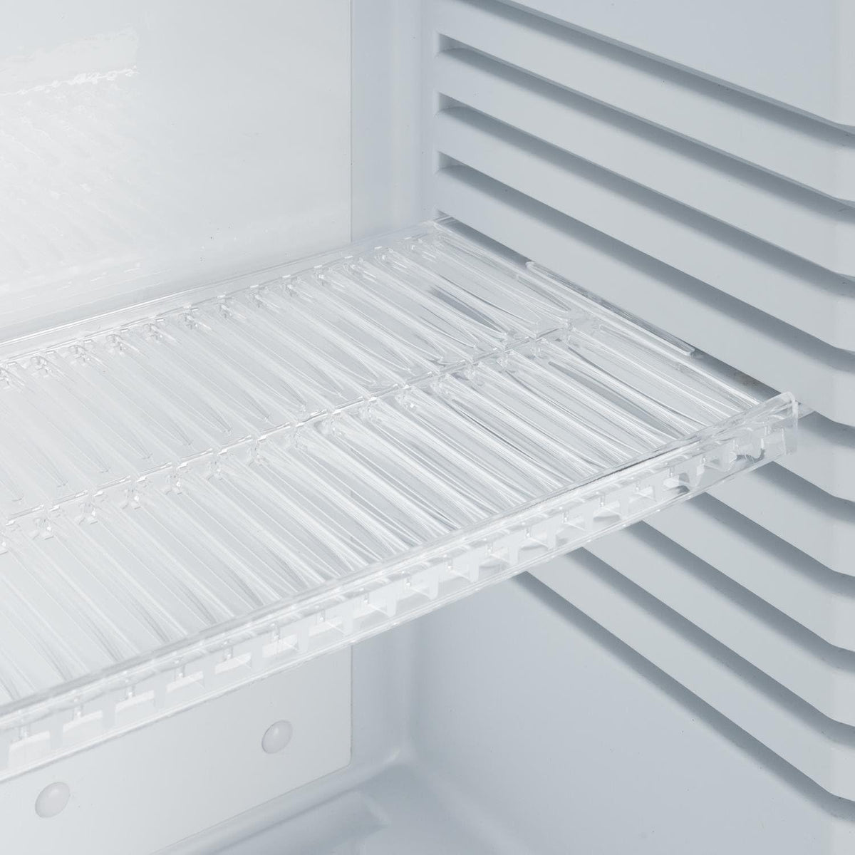 Minibar Klarstein MKS-13, mininevera, refrigerador de bebidas con estante (36 litros, silencioso, fácil de limpiar), negro y plateado