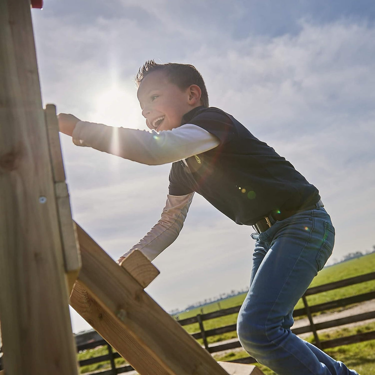 Torre de juegos con columpio y tobogán azul SeaFlyer de WICKEY, torre de escalada para niños al aire libre con arenero, escalera y accesorios de juego para el jardín