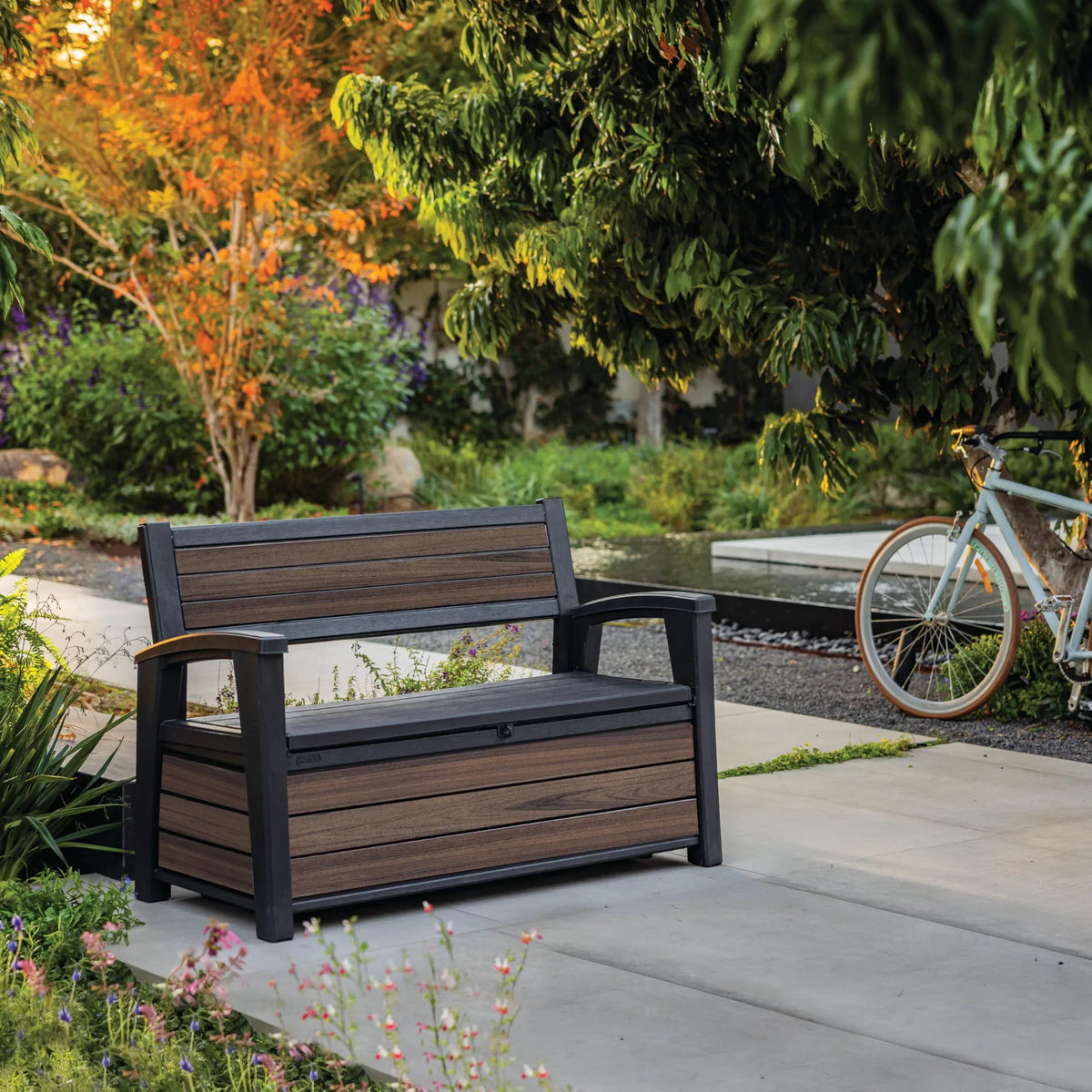 Banco de jardín 130x60x85 cm, banco de almacenamiento resistente a la intemperie, 227 L de espacio de almacenamiento, diseño de madera de palisandro, dos plazas